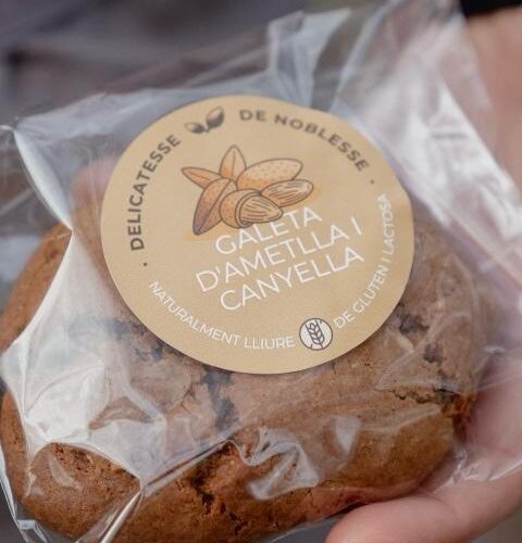 Gluten-free almond cinnamon cookie