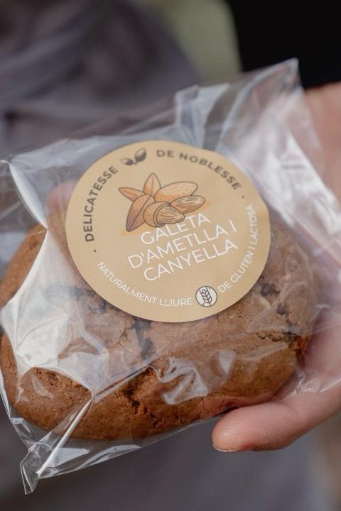 Gluten-free almond cinnamon cookie