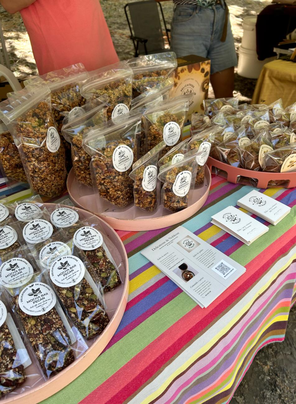 Packaged granola, Mocha Bars and almond cinnamon cookies on a Delicatesse de Noblesse market display